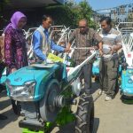 Distapang Serahkan Bantuan 137 Pompa, 54 Traktor dan 9 Hand Sprayer