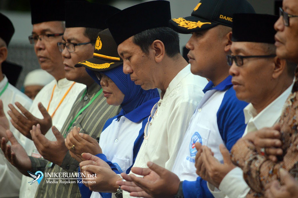 Bupati Kebumen Bagikan Uang Saku 200 Riyal ke Petugas Haji