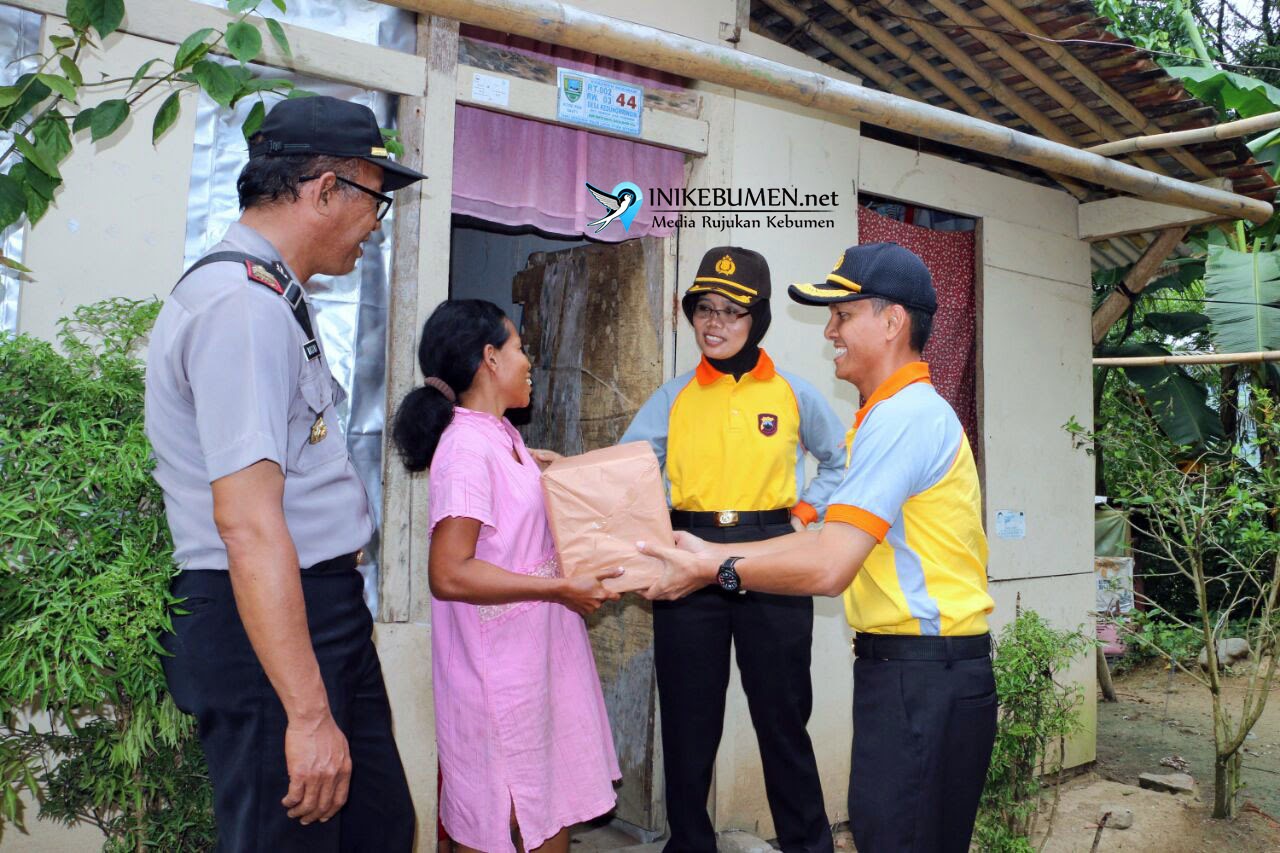 Sambangi Daerah Terpencil Kapolres Kebumen Bagikan Sembako