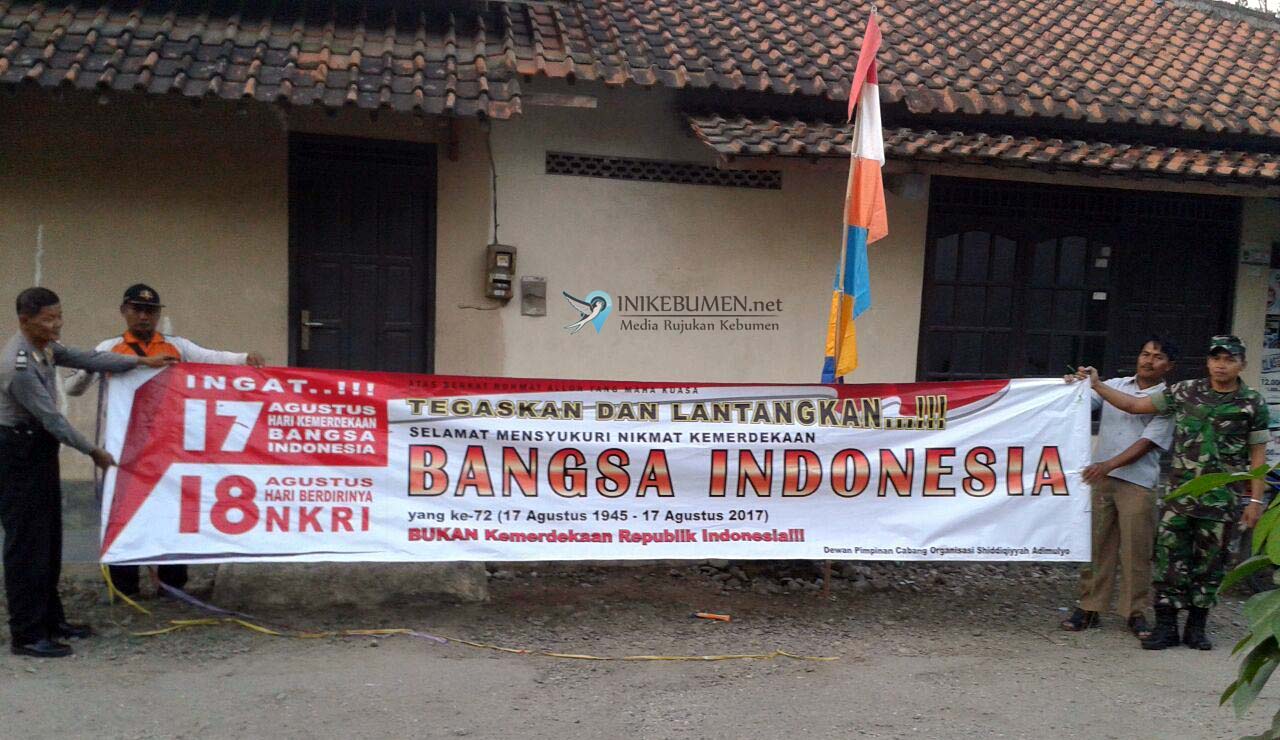 Petugas Turunkan Paksa Spanduk Bertuliskan NKRI Dibentuk Tanggal 18 Agustus