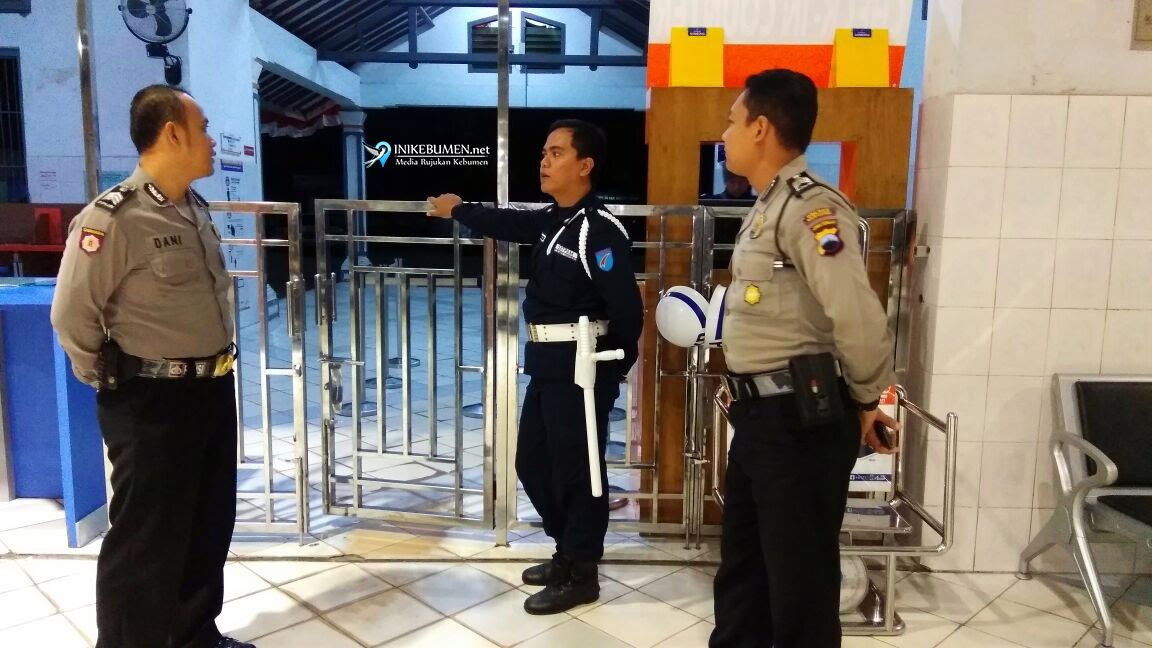 Antisipasi Kerusuhan Suporter Bola, Puluhan Anggota Polisi Disiagakan di Stasiun Gombong