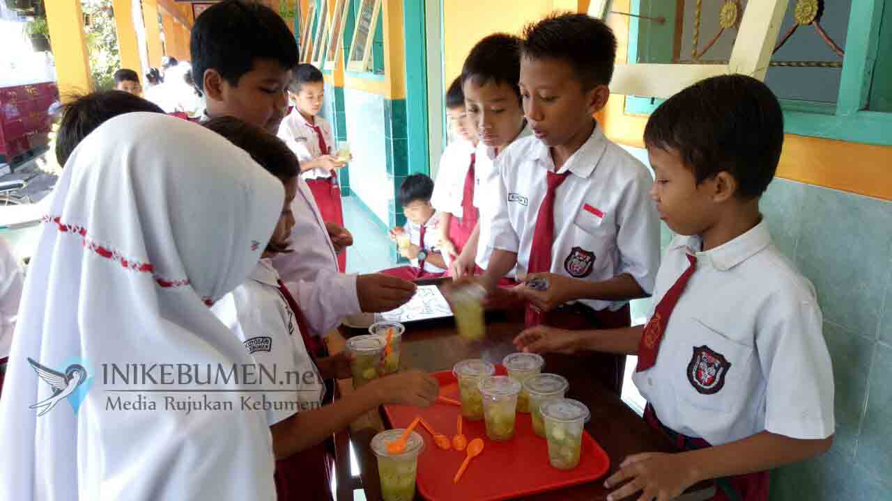 Siswa-siswi Kelas 6 SDN 2 Kutosari Berlatih Wirausaha