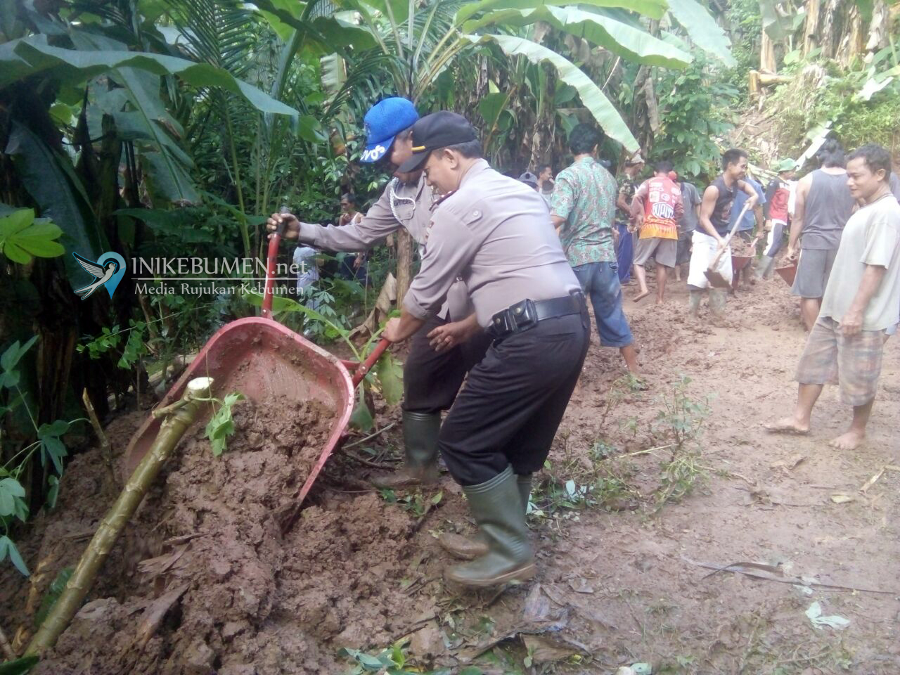 Kapolsek Padureso Gotong-royong Bersama Muspika Padureso Bantu Korban Tanah Longsor