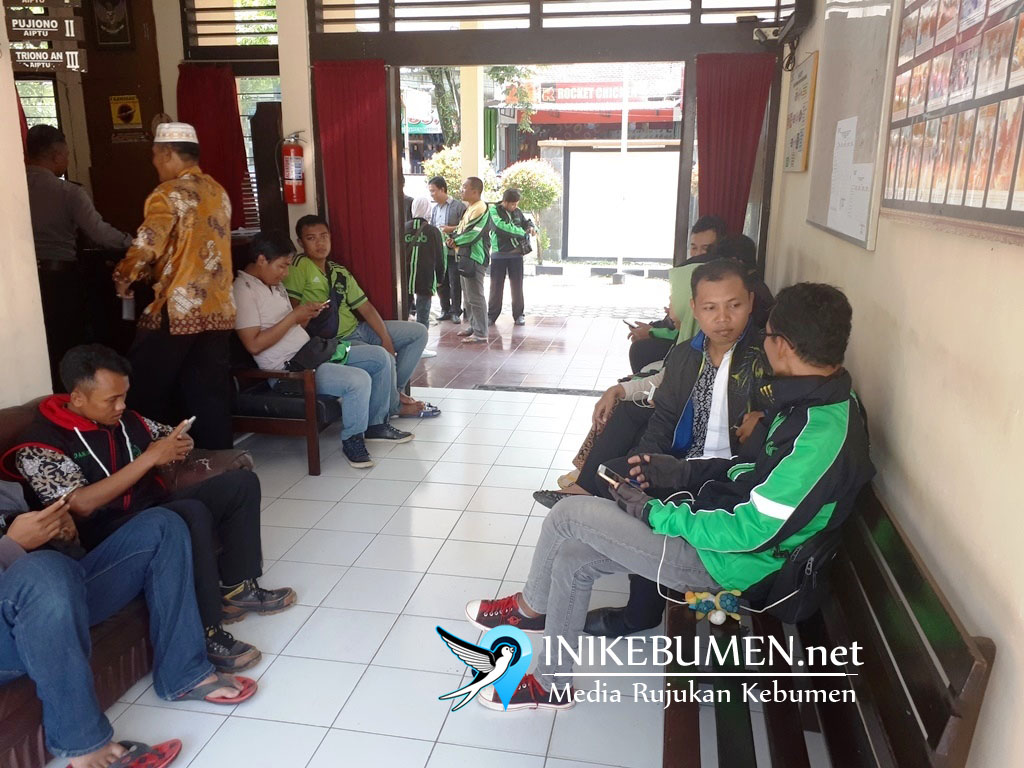 Rebutan Penumpang, Tukang Becak Cekcok dengan Driver Grab
