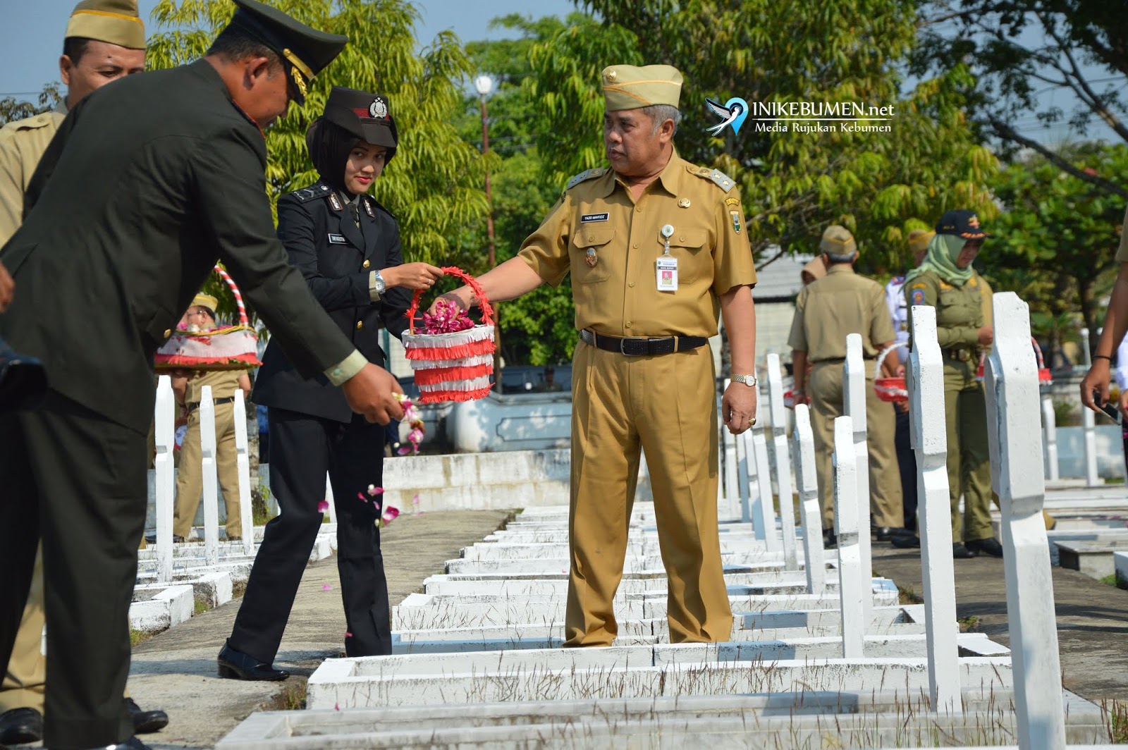 Peringati Harkitnas ke-110, Gus Yazid Tabur Bunga di Makam Syukron Fadli