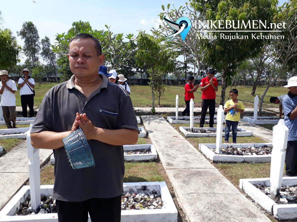 Sambut Tri Suci Waisak, Umat Buddha Kebumen Gelar Bersih-bersih TMP