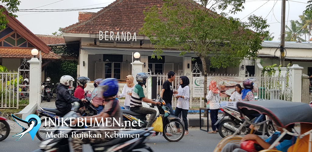 Berbagi Kebahagiaan, Beranda Eatery Bagikan Takjil Gratis