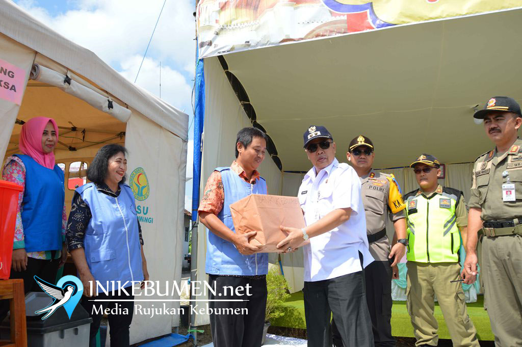 Tinjau Posko Mudik, Plt Bupati Kebumen Bagikan Bingkisan