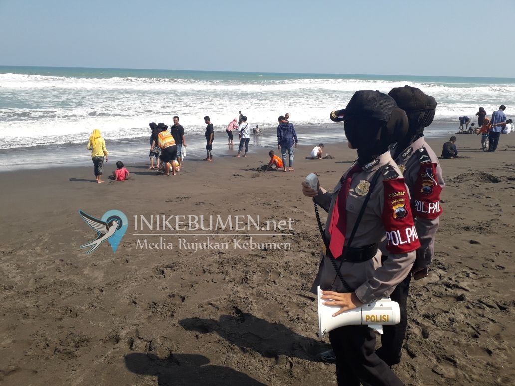 Dengan Pengeras Suara, Polisi Pariwisata Kebumen Minta Wisatawan Tak Mandi di Laut