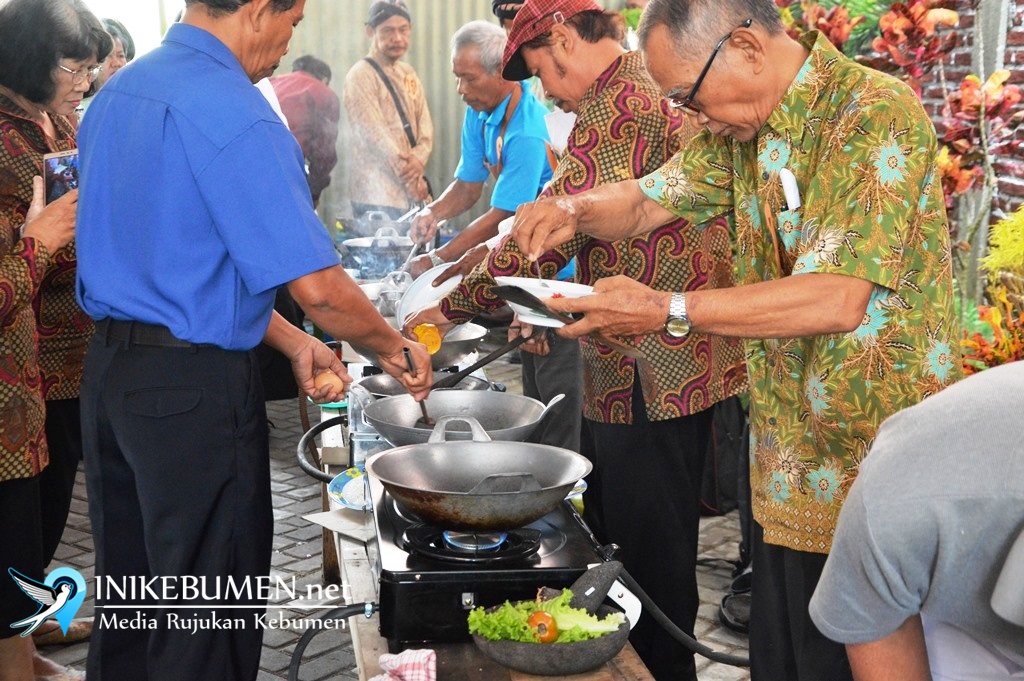 Unik, GKJ Imanuel Kebumen Gelar Lomba Masak Nasi Goreng Khusus Pria Lansia