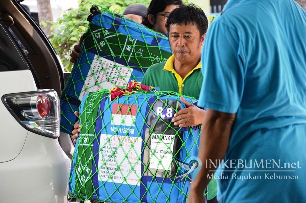 Jelang Keberangkatan, Calon Haji Kebumen Kumpulkan Koper