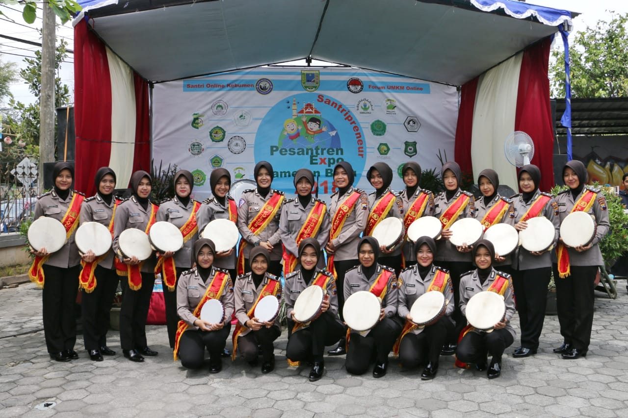 Hadroh Polwan Polres Kebumen Jadi Pembukaan Pesantren Expo
