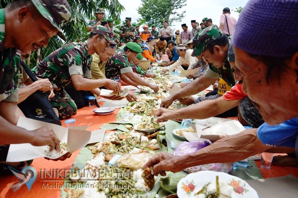 Perbaikan Darurat Selesai, Warga Adimulyo Gelar Kenduren Diatas Tanggul