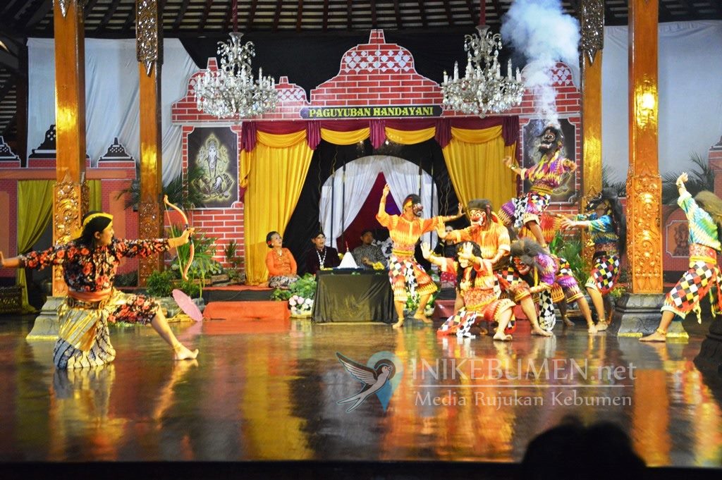 Pementasan Babad Sruni di Taman Mini Pukau Penonton