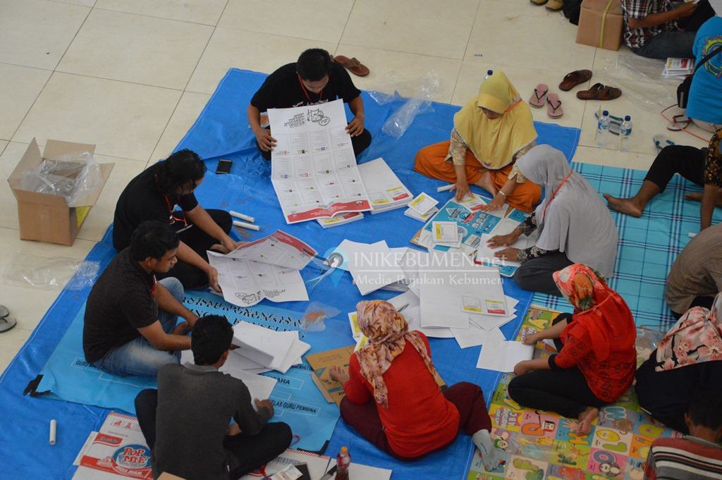 Libatkan Ratusan Warga, KPU Kebumen Mulai Lipat Surat Suara Pemilu