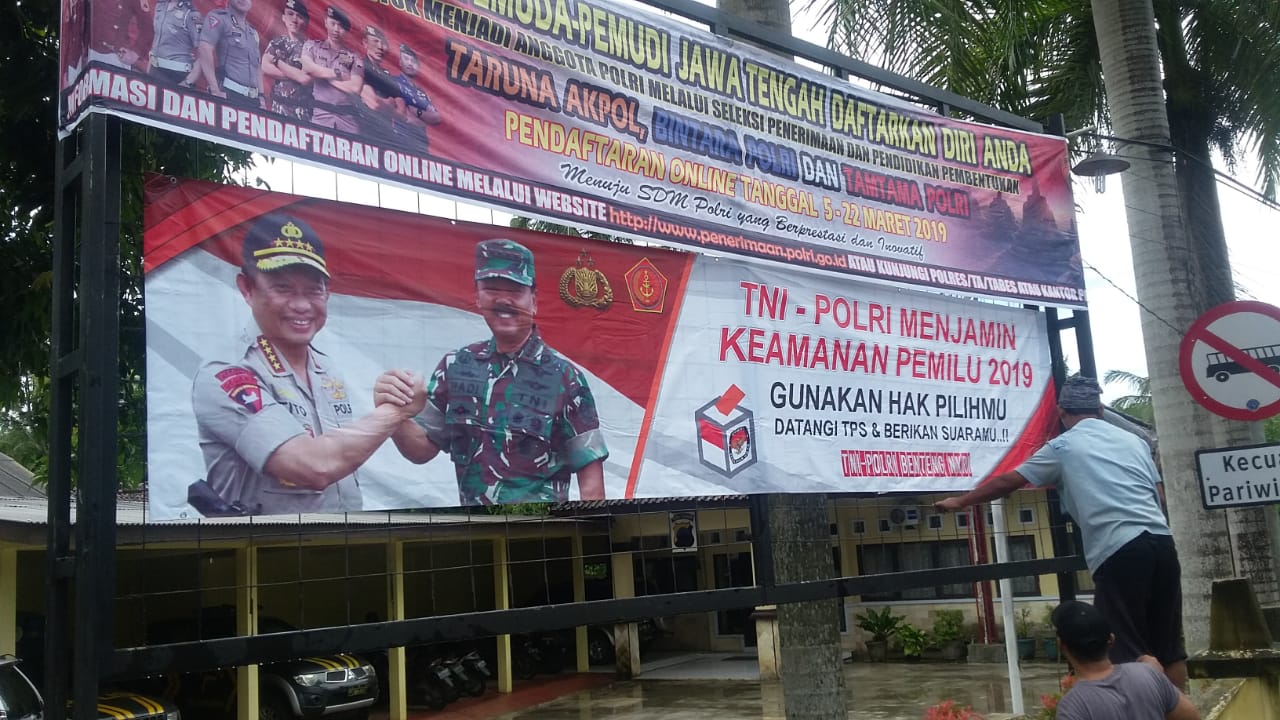 Jelang Pemilu, Polres Kebumen Serentak Pasang Spanduk Ajak Warga Tak Golput