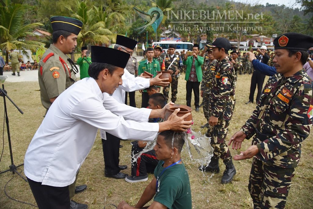 313 Calon Anggota Banser Kebumen Digembleng di Pantai Karangbolong