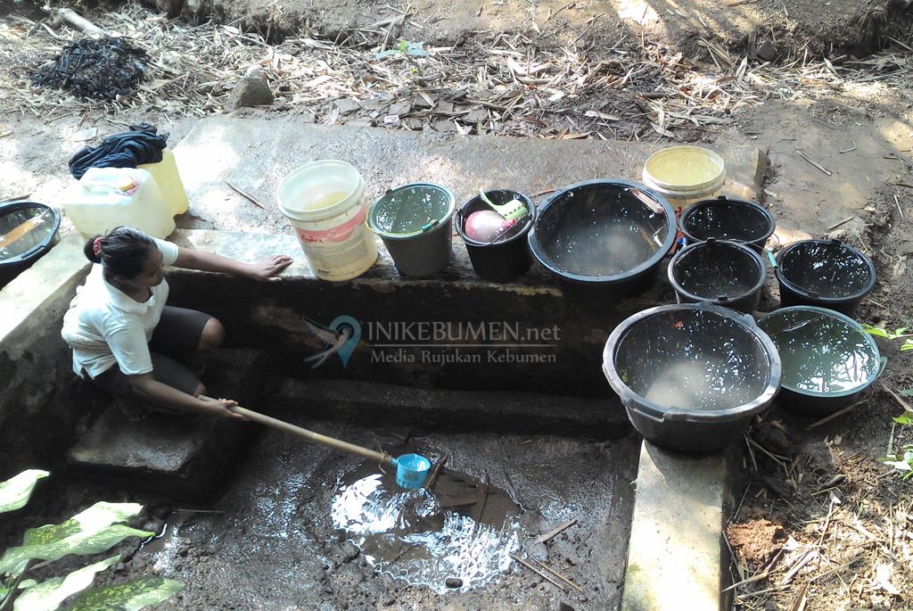 Dampak Kekeringan, Warga Karanggayam Harus Antre Air Bersih Sejak Pagi Buta
