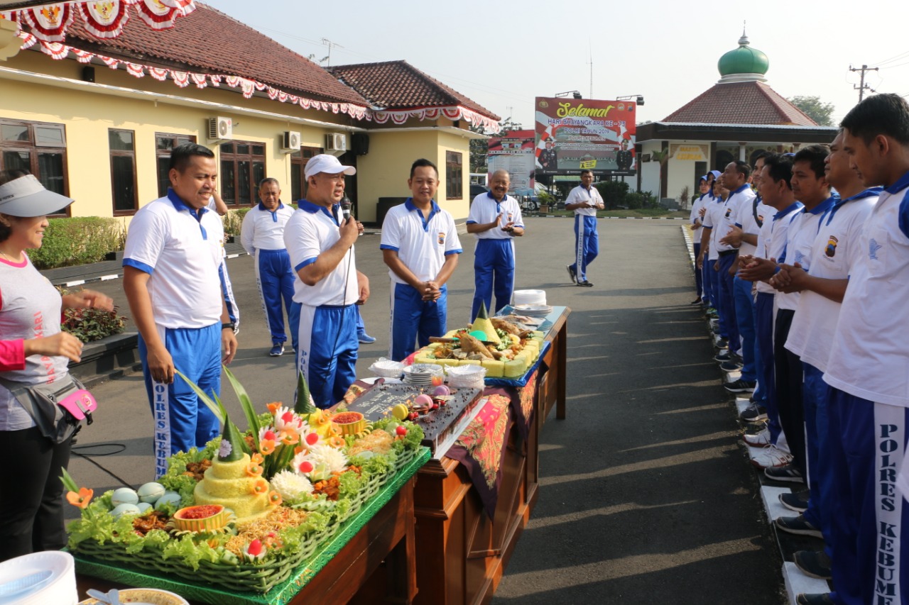 Wow, Ada 90 Polisi di Polres Kebumen Mendapat Kejutan Tumpeng Nasi Kuning