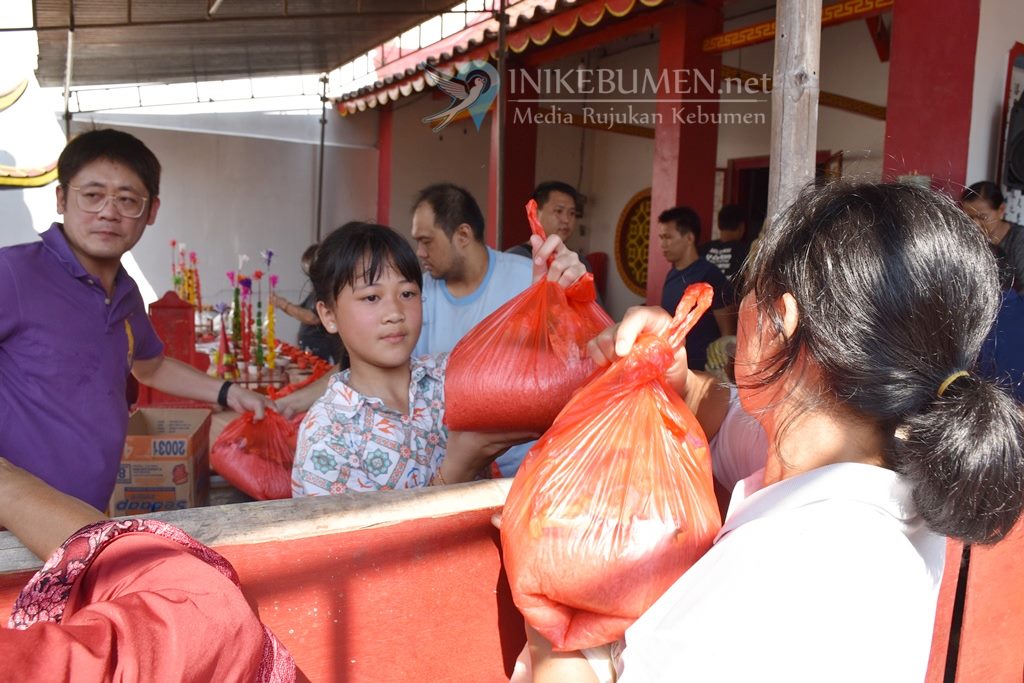 Tradisi King Hoo Ping, Klenteng Kong Hwie Kiong Kebumen Bagikan Seribu Paket Sembako