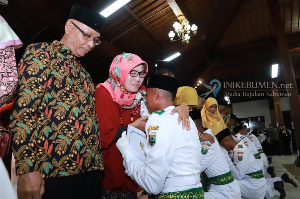 Malam Tirakatan, Bupati Kebumen Kukuhkan 47 Anggota Paskibraka