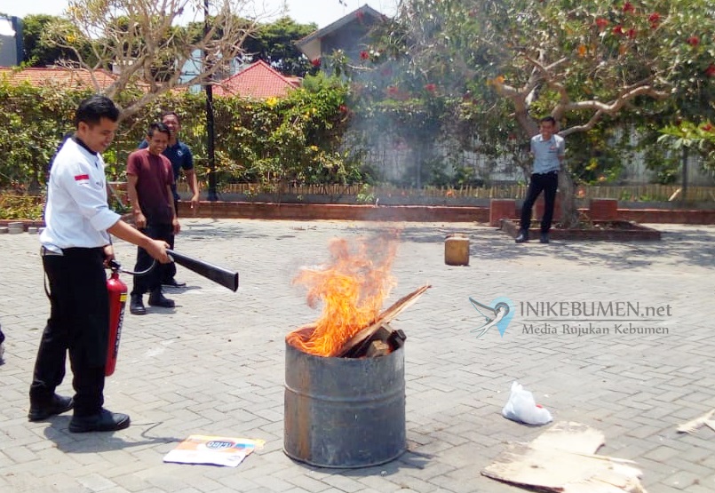 Cegah Kepanikan, Karyawan Meotel Kebumen Dilatih Cara Tangani Kebakaran