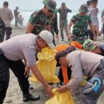 Peduli Lingkungan, Bersama TNI Polres Kebumen Bersihkan Pantai Suwuk
