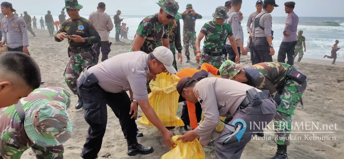 Peduli Lingkungan, Bersama TNI Polres Kebumen Bersihkan Pantai Suwuk