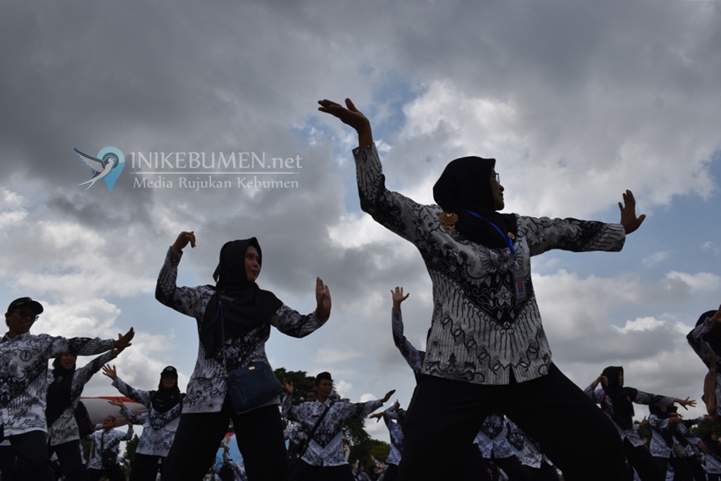 Keren! Meriahkan HUT PGRI, Ratusan Guru di Kebumen Persembahkan Flashmob Tari Cepetan