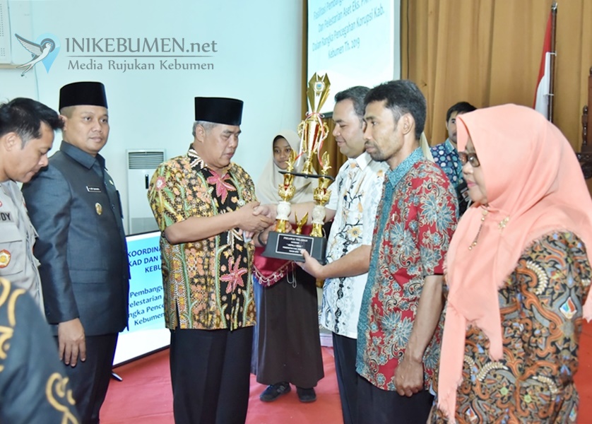 Kades Pejengkolan Raih Penghargaan Kades Terbaik di Kabupaten Kebumen
