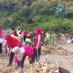 Bersama Warga, Polisi dan TNI Bersihkan Pantai Karangbolong