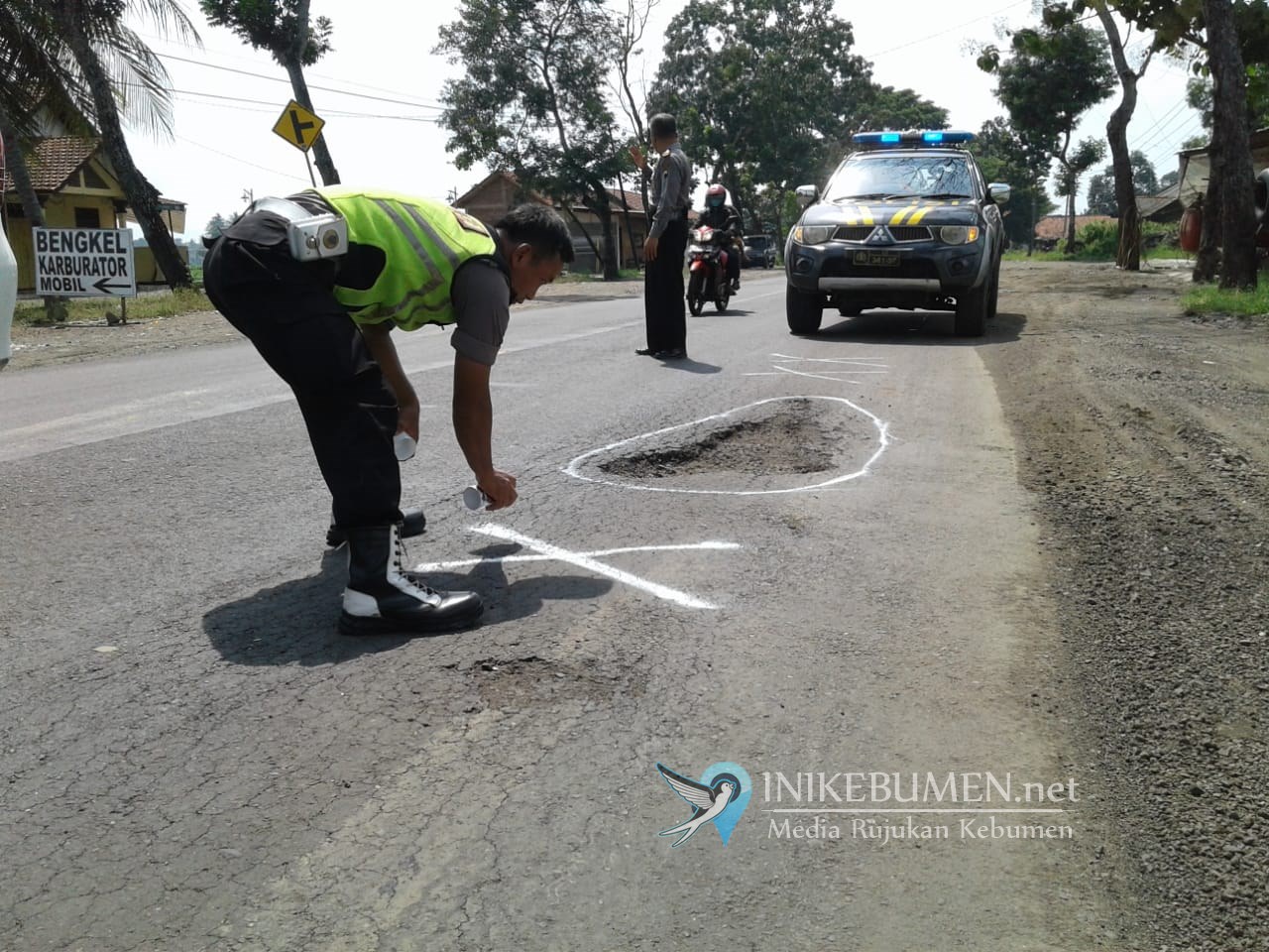 Cegah Laka Lantas, Polisi di Kebumen Urug dan Tandai Jalan Berlubang