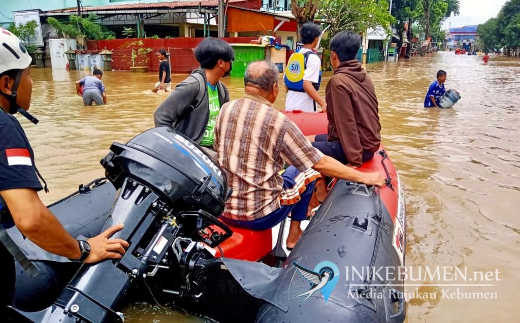 Suzuki Club Reaksi Cepat, Terjang Banjir 2 Meter untuk Evakuasi Korban Banjir