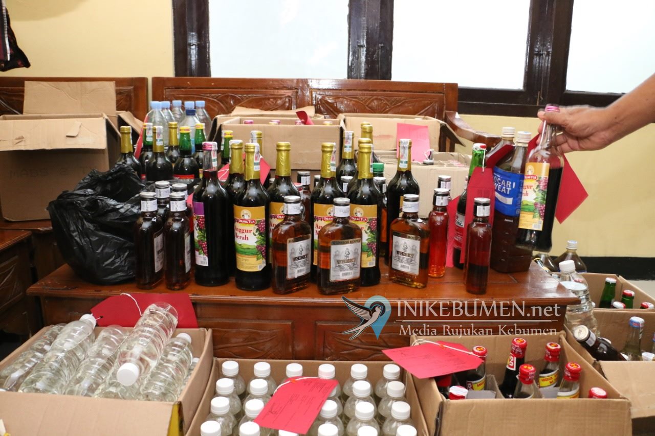 Jelang Ramadan, Ratusan Miras Disita Polisi dari Kafe Karaoke di Kebumen