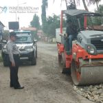 Bersama Warga, Polsek Petanahan Urug Jalan Berlubang