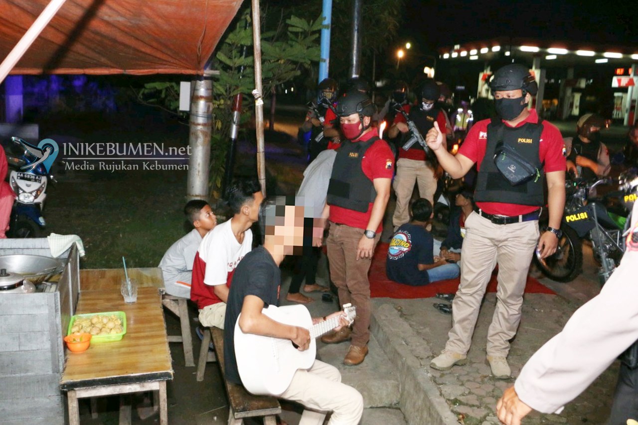 Asyik Nongkrong dan Main Gitar , Warga Kebumen ini Dibubarkan Polisi