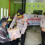 Pulang Kampung, Dirbinmas Polda Jateng Bagikan Sembako di Gombong