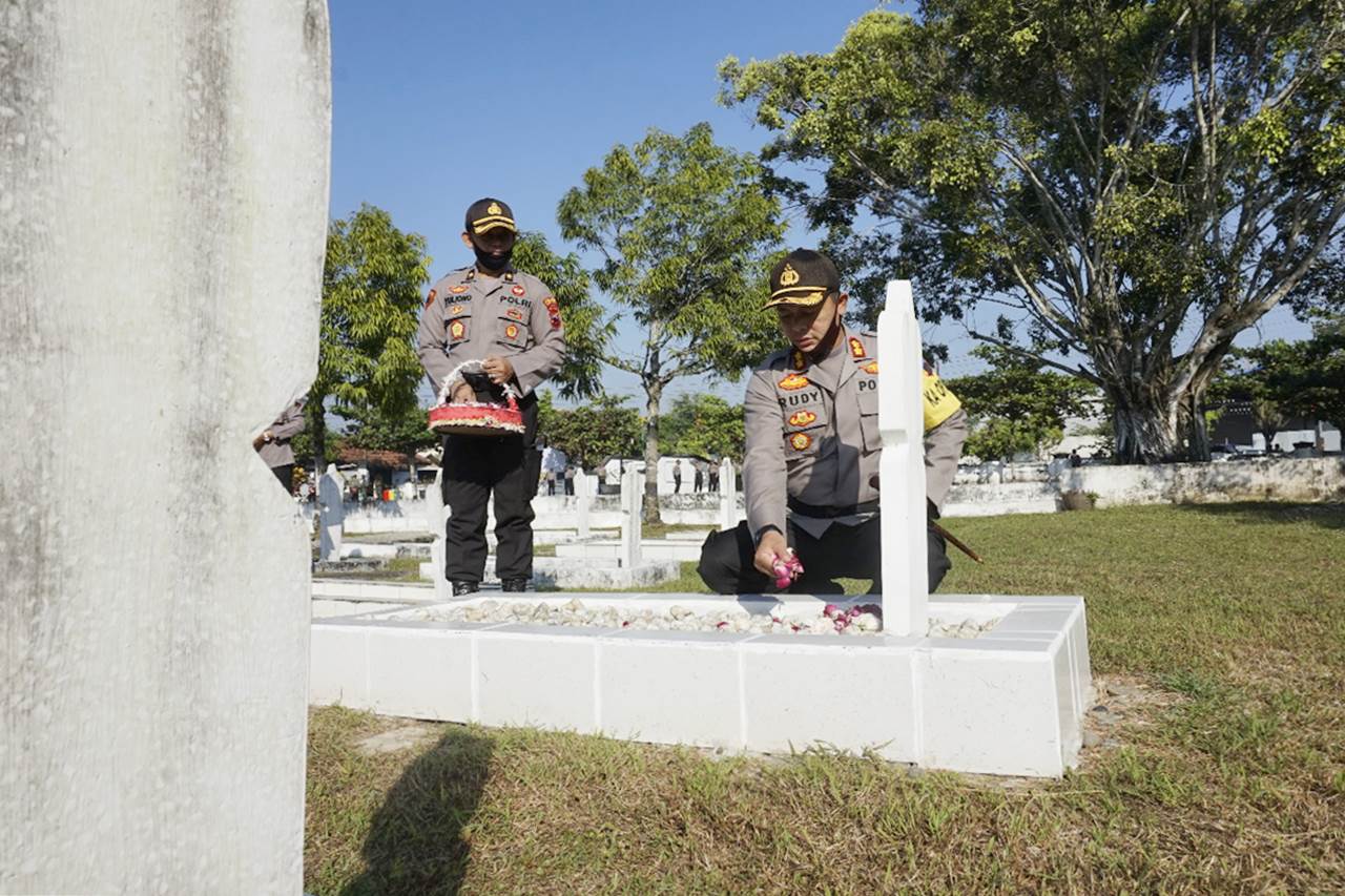 Jelang Hari Bhayangkara, Polres Kebumen Tabur Bunga di Taman Makam Pahlawan