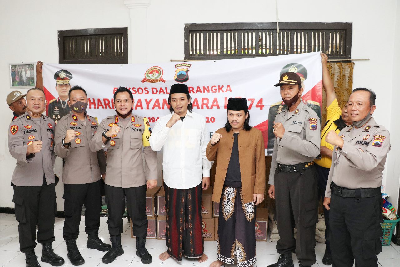 Hari Bhayangkara, Polres Kebumen Bagikan Sembako ke Pesantren