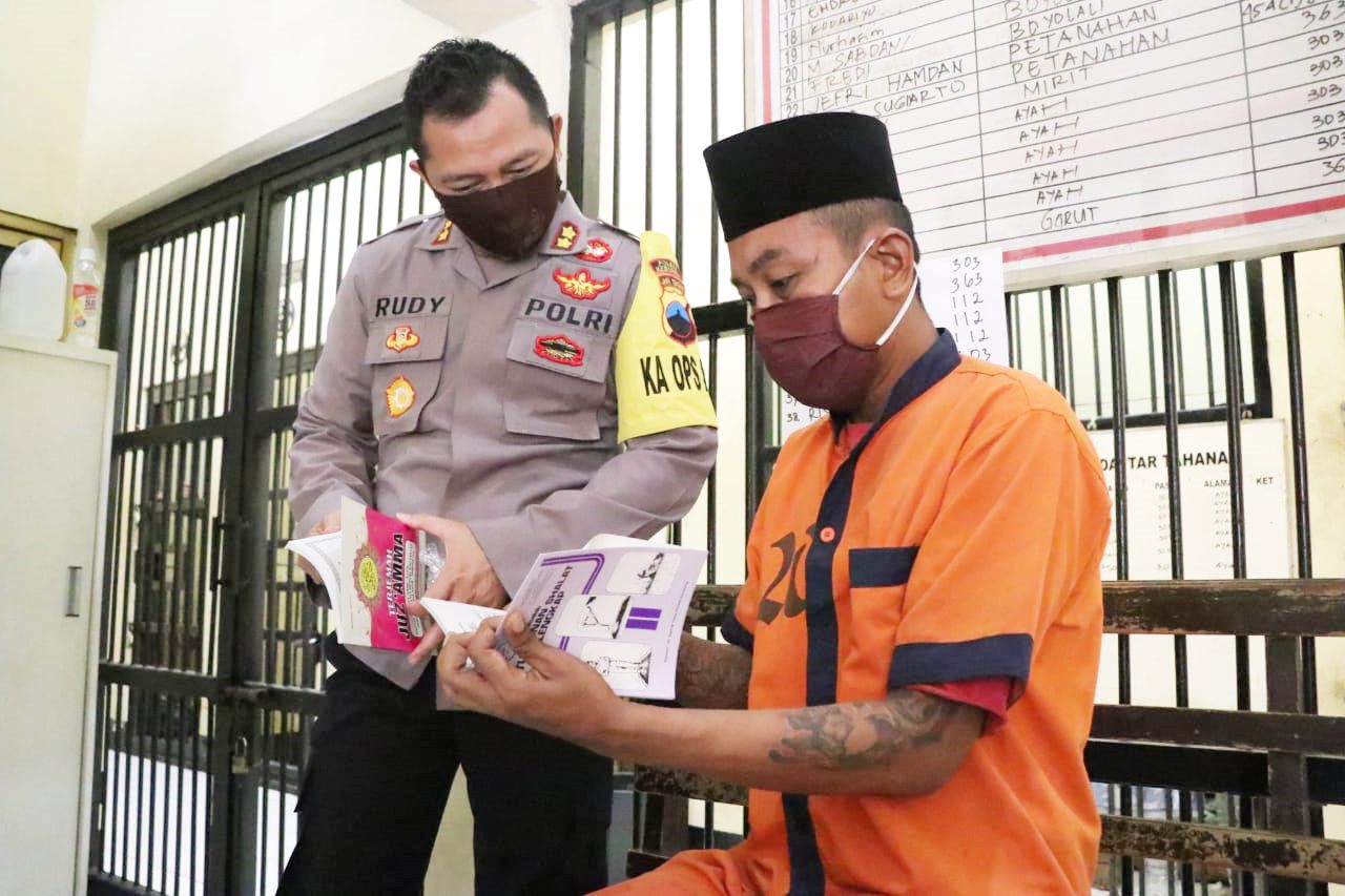 Pengin Tobat, Penganiaya Ibu Kandung Hingga Meninggal Minta Buku Tuntunan Shalat