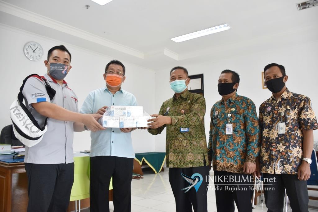 Muncul Group dan Toko Singa Mas Serahkan Bantuan  Lianhua ke RSDS Kebumen