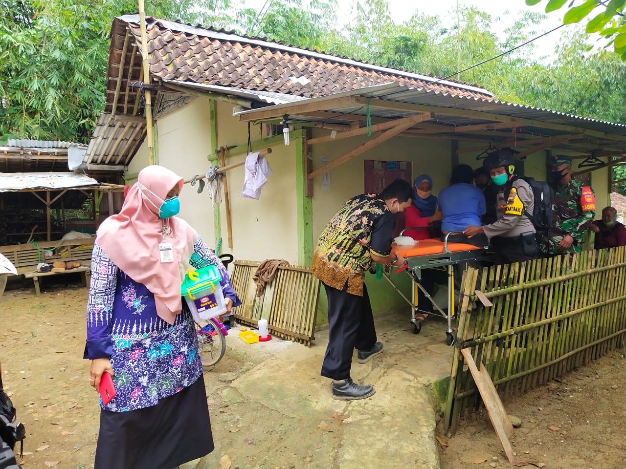 Polisi dan TNI Turun Tangan Evakuasi Penderita Gangguan Jiwa di Buayan