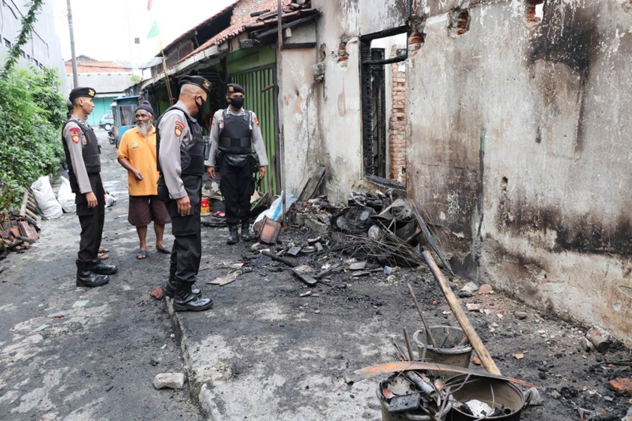 Tim Lawet Sakti Polres Kebumen Bantu Korban Kebakaran di Bumirejo