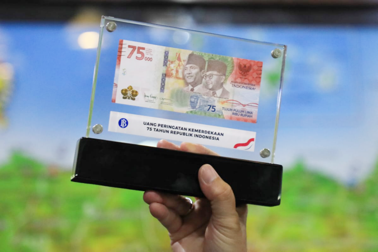 Ganjar Jadi Orang Jateng Pertama Miliki Uang Peringatan Kemerdekaan RI ke-75