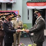 HUT TNI, Polres Kebumen Berikan Kado Kue Ultah untuk Kodim Kebumen