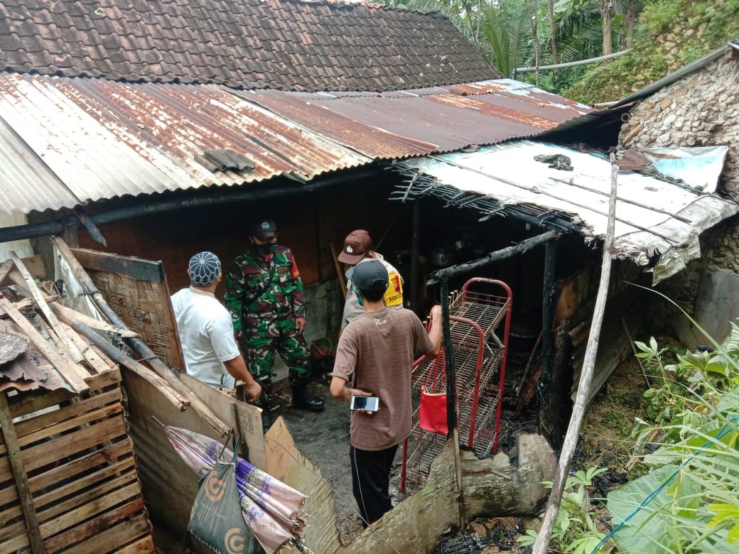 Nyalakan Rokok, Api Hampir Membakar Seluruh Rumah