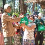 Jelang Lebaran, Perhutani Bagikan Bingkisan Sembako ke 4.700 Penyadap Getah Pinus