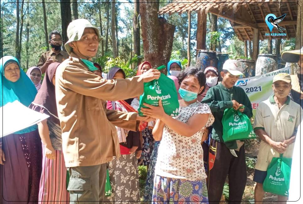 Jelang Lebaran, Perhutani Bagikan Bingkisan Sembako ke 4.700 Penyadap Getah Pinus