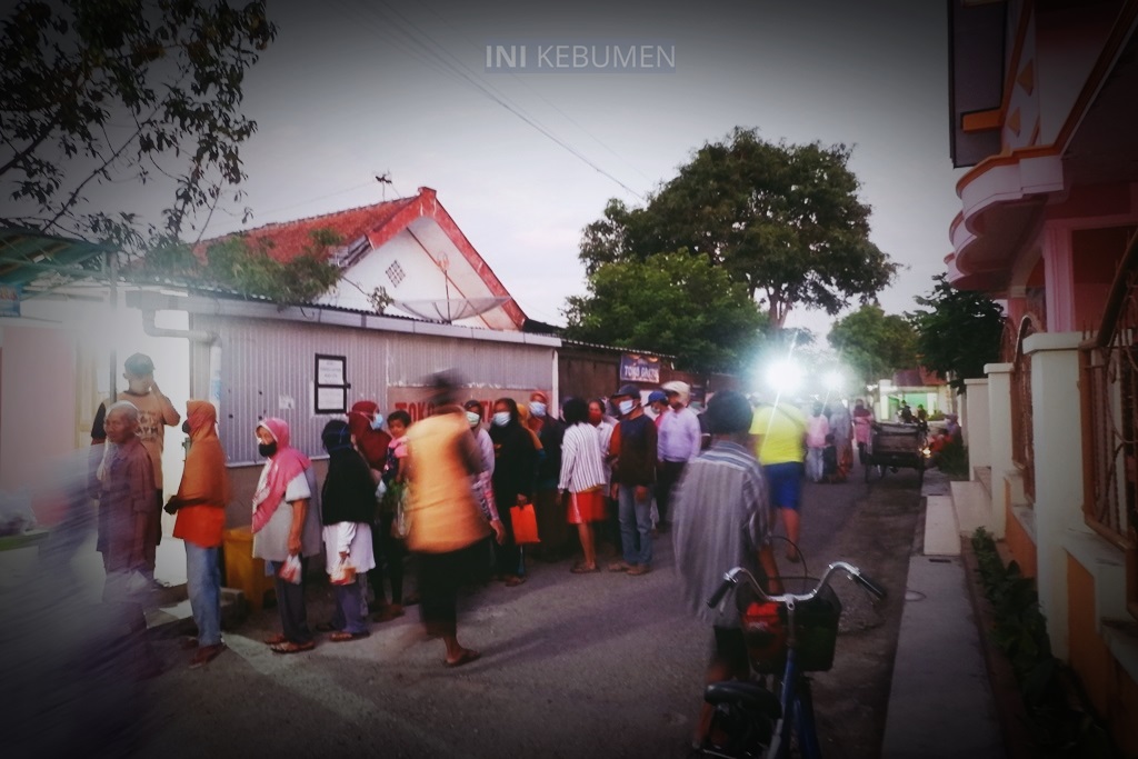 KEREN! Ada Gerakan Jumat Subuh di Gombong, Berbagi Nasi dan Sembako Gratis