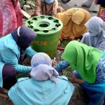 Ibu Rumah Tangga di Tersobo Dapat Pelatihan Budikdamber dari Mahasiswa KKN UNS